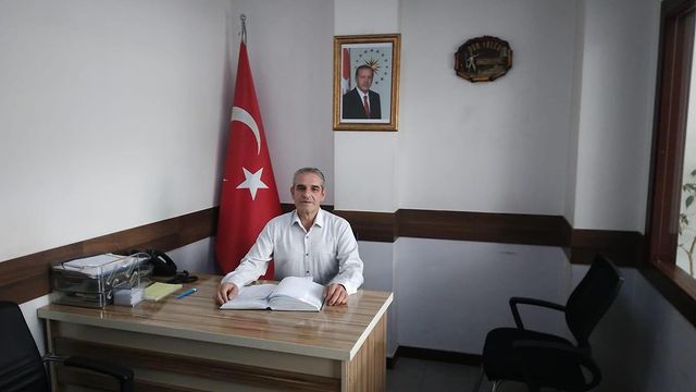 Ankara Yenimahalle'de AK Parti İlçe Başkanlığı'nda Görevli Hüseyin Taş, İlçe Sakinlerini Dinliyor
