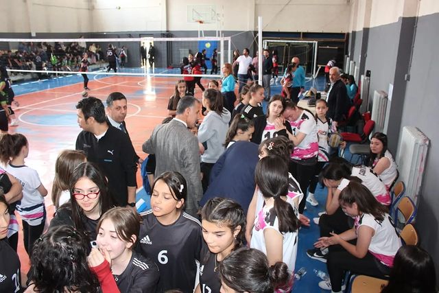 Çubuk'ta Okullar Arası Voleybol Turnuvası Yarı Final Maçları Heyecanı