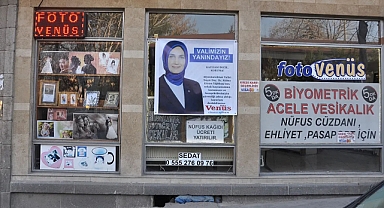 Afyon’da esnaftan Vali Yiğitbaşı’na pankartlı destek