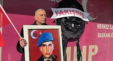 Afyon'da MHP'ye Siyah Çelenkle Protesto