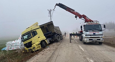 Afyonkarahisar'da gübre yüklü tır devrildi, sürücü yaralandı