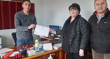 Kocasının bıraktığı muhtarlık bayrağını karısı devraldı