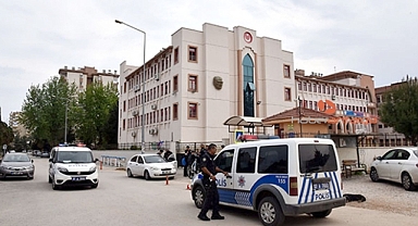 OSMANGAZİ ANADOLU LİSESİ'NDE OKUL ÇIKIŞI BIÇAKLAMA