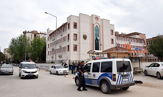 OSMANGAZİ ANADOLU LİSESİ'NDE OKUL ÇIKIŞI BIÇAKLAMA