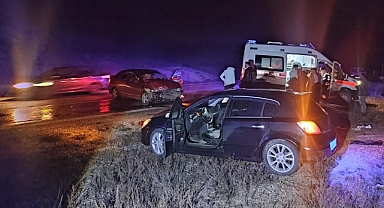 Otomobillerin kafa kafaya çarpıştığı kazada 8 kişi yaralandı