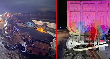 Park halindeki tıra çarpıp hurdaya dönen araç sürücüsü yaralandı