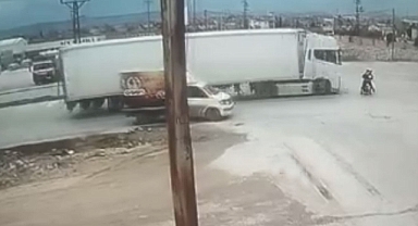 Tırın çarptığı motosikletin metrelerce savrulduğu kaza kamerada: 2 yaralı
