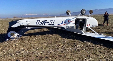 Zorunlu iniş yapan eğitim uçağı tarlaya ters olarak çakıldı