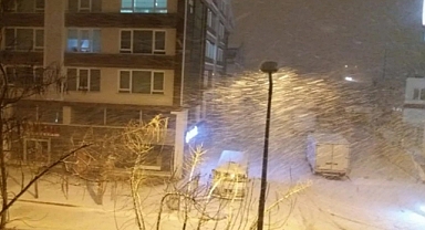 Afyonkarahisar'da beklenen kar yağışı başladı