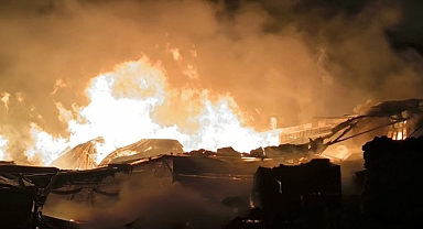 Afyonkarahisar’da çıkan fabrika yangını 5 saattir devam ediyor