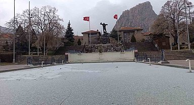 Afyonkarahisar'da soğuk havadan dolayı süs havuzları buz tuttu