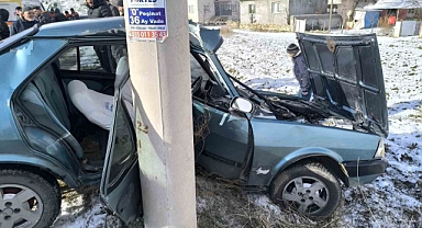 Direğe çarpıp kağıt gibi ezilen Tofaş'ta 4 kişi yaralandı