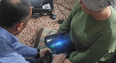 Kimlik yenileme işlemi için vatandaşın evine gittiler