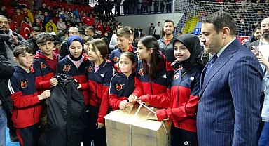 Kütahya'da sporculara malzeme desteği dağıtıldı