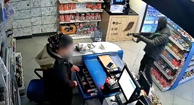 Sahte kalaşnikofla girdiği akaryakıt istasyonunu soydu