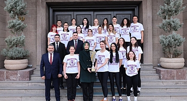 Vali Yiğitbaşı şampiyon voleybolcuları kutladı