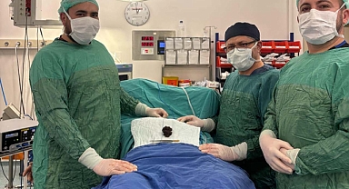 80 YAŞINDAKİ HASTANIN MESANESİNDEN 7 cm TAŞ ÇIKARTILDI 