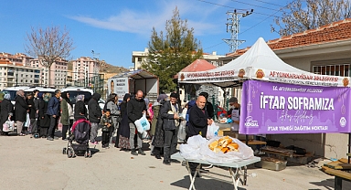 Afyon Belediyesi Ramazan ayı boyunca her gün 10 bin kişiye iftar yemeği ulaştırıyor