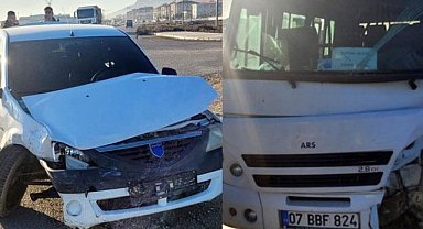 Afyonkarahisar'da Trafik Kazası: İşçileri Taşıyan Minibüs ile Otomobil Çarpıştı, 16 Yaralı