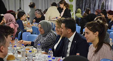 Vali öğrencilerle iftarda buluştu