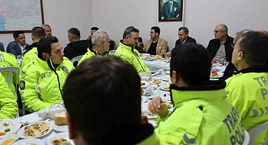 Vali , trafik polisleriyle sahur yaptı