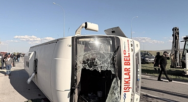  İşçi servisi ile otomobil çarpıştı: 12 yaralı