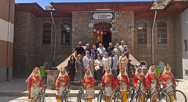 27 Ağustos İlkokulu Öğrencilerine bayram hediyesi