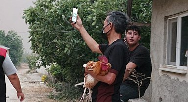 Alevler yaklaşınca horozunu kucağına alarak köyü terketti