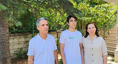 Bahçeşehir Koleji İzmir 50. Yıl Kampüsü öğrencisi Mehmet Sarak, YKS İngilizce birincisi oldu