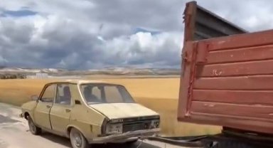 Otomobile gelişigüzel bağlanan traktör römorku trafiği tehlikeye düşürdü