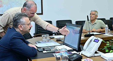 Vali Aksoy, yangınla ilgili gelişmeleri koordinasyon merkezinden takip ediyor