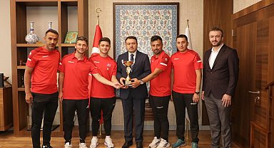 Vali Musa Işın, Türkiye Şampiyonu Kütahya Ecofirm Ayak Tenisi Takımını ağırladı