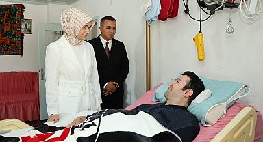 Vali özel bireye aşığı olduğu takımın formasını hediye etti