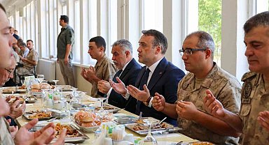 Vali Sözer Mehmetçiklerle aynı sofrada buluştu