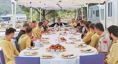 Vali Sözer, orman yangınlarına karşı mücadele eden kahramanlarla bir araya geldi