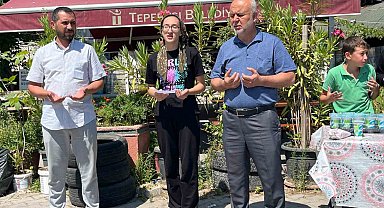 Vefat eden oğlu için Kur'an kursu öğrencilerine ikramda bulundu